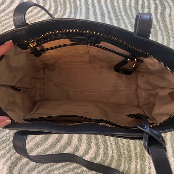 Medium sized Michael Kors purse - Picture 3 of 3